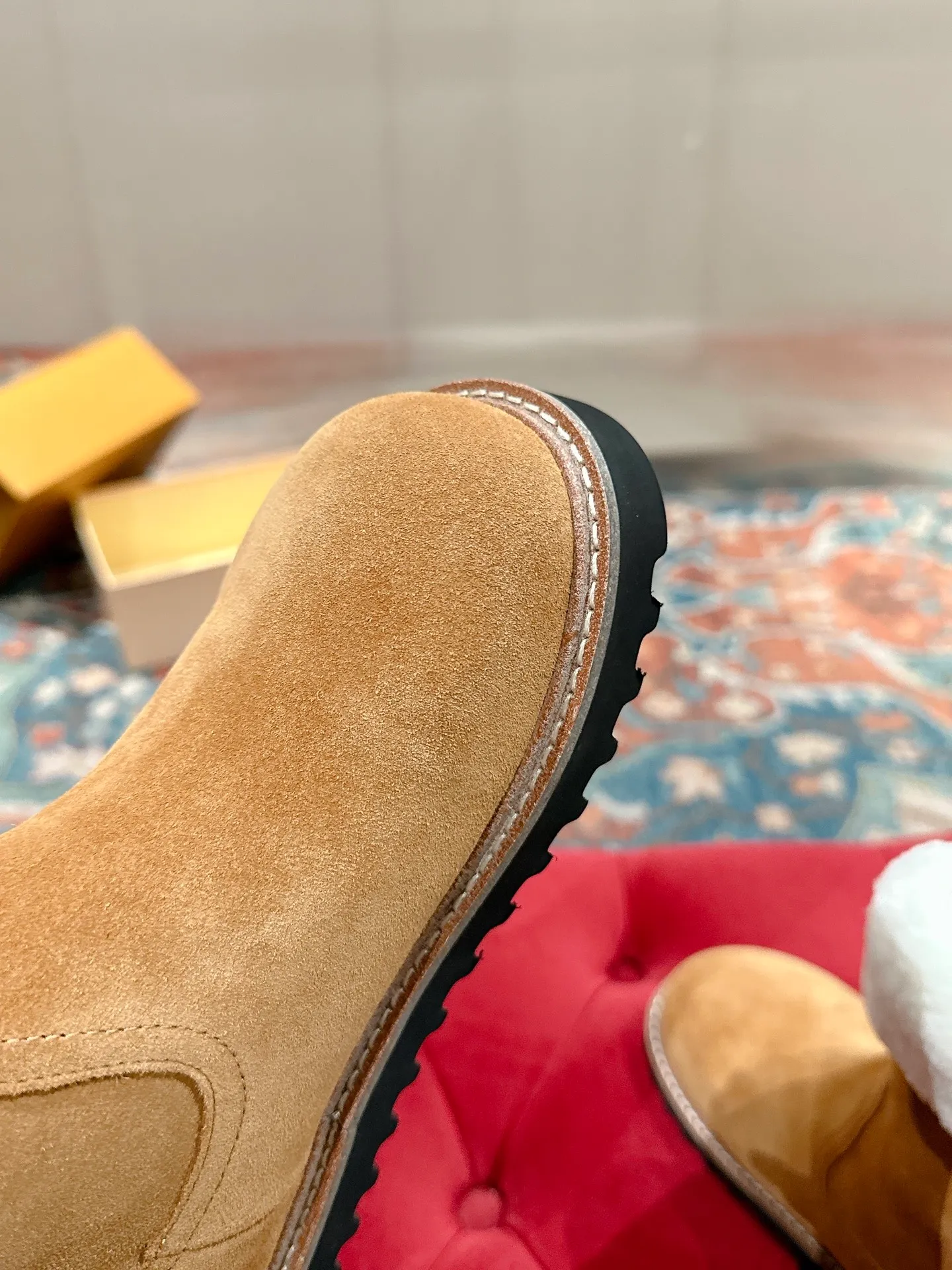 👟👟Ex-factory price 780👟👟 Louis Vuiton·Louis Vuitton 2025ss new LV Aspen Line series wool thick-soled Chelsea short boots fur boots snow boots Martin boots Original purchase, development and production This LV snow boots adopt the original lasting method. The materials are all original ones. Pay attention to the difference between the lower version and the molded rubber sole. The upper is decorated with three-dimensional carvings, which is full of high-end. The upper foot is really beautiful. ▪️Fabric: Cow suede/presbyopia leather ▪️Inner lining: original wool lining ▪️Outsole: original molded outsole ▪️Size: 35-40 (40 customized, non-returnable)